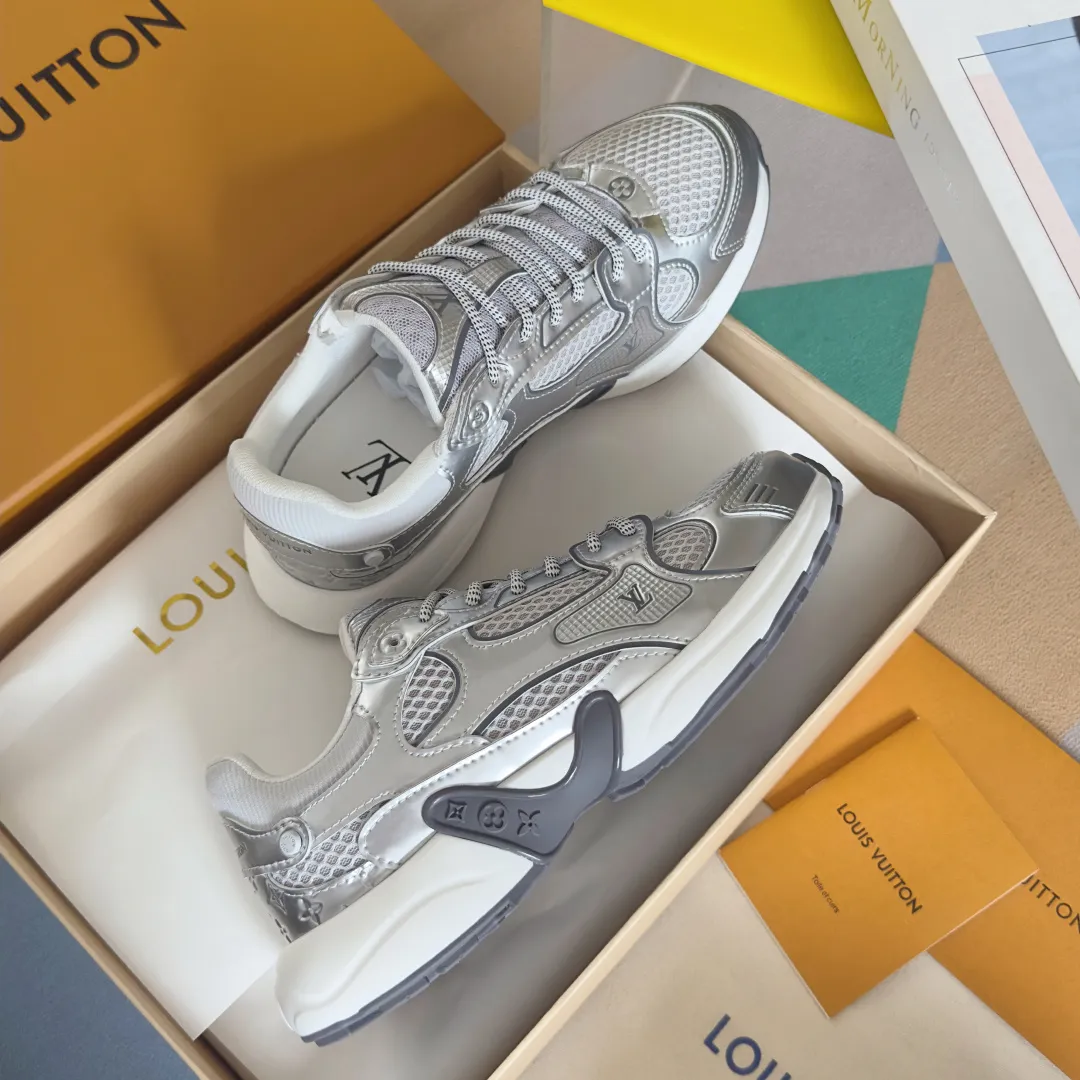 Top version: Couple model 640💰 LV Louis Vuitton L House Donkey Brand Latest Olympia Series Couple Model Silver Horn King Casual Sports Shoes Running Shoes This LV Olympia sports shoe combines mesh fabric and metallic synthetic leather and other technical fabrics to reinterpret the classic running shoe design with a neat and simple design. Lightweight EVA outsole provides a stretchy fit. Rich details such as Monogram embossing and LV letters establish recognition. Exquisite packaging at the delivery counter🛍📦 ▪️Fabric: original imported technical fabric + mesh ▪️Inner lining: original customized breathable mesh ▪️Sole: original molded rubber foam material ▪️Sole thickness: 3.5CM ▪️Size: women's 35-40 / men's 39-44